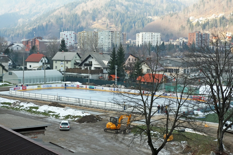 Še nekaj malenkosti in ledeni vrvež Podmežaklo se lahko prične